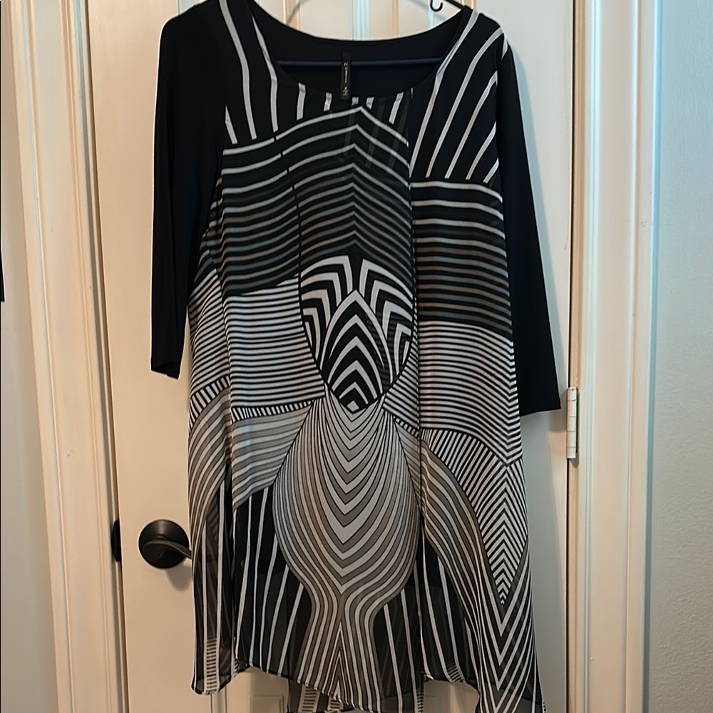 IC COLLECTION Black and White Geometric Tunic